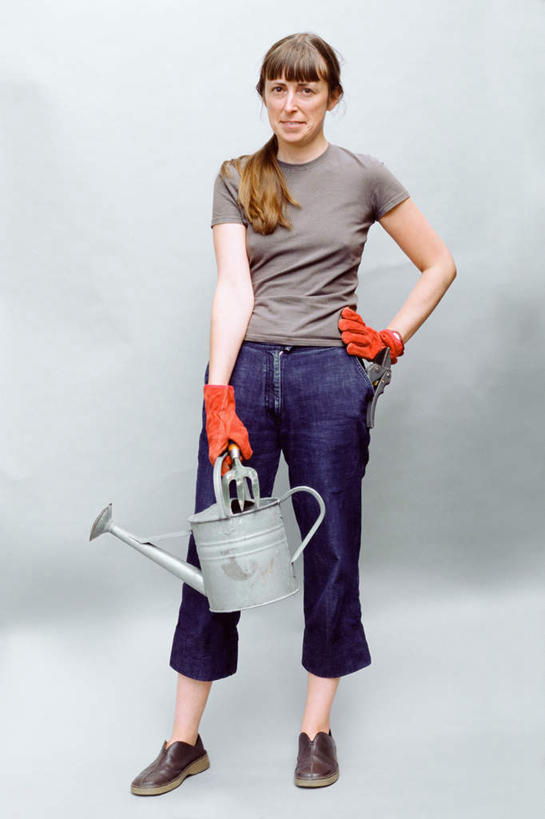 西方人,一个人,花匠,站,竖图,室内,白天,正面,安全,欧洲,欧洲人,仅一个女性,仅一个人,握,阴影,灰色背景,服装,裤子,反射,壶,影子,防护,拿,洒水壶,拿着,注视,牛仔裤,休闲装,水壶,一个,衣服,红色,手套,观察,看,站着,仅一个中年女性,休闲,休闲服,搭,握着,摄影,服饰,影棚,单个,观看,保护,察看,搭着,关注,保险,保全,周全,安稳,安定,防护手套,浇水壶,平安,女人,女性,中年女性,白种人,园丁,站立,彩图,全身,影棚拍摄,拍摄