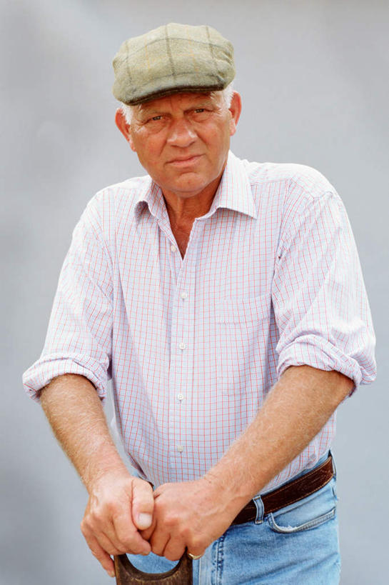 西方人,一个人,站,竖图,室内,白天,正面,帽子,金属制品,欧洲,欧洲人,仅一个男性,仅一个人,撑,灰色背景,服装,金属,工具,眼镜,注视,休闲装,运动帽,衣服,观察,看,站着,仅一个老年男性,休闲,休闲服,鸭舌帽,摄影,服饰,影棚,观看,老花镜,挖掘,察看,锄,锄头,撑着,关注,农具,耕具,开掘,远视眼镜,发掘,开垦,老年男性,男人,男性,白种人,站立,半身,彩图,影棚拍摄,拍摄