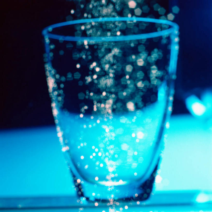 无人,方图,室内,特写,白天,正面,水,杯子,飞溅,朦胧,模糊,溅,透明,液体,水滴,玻璃制品,水珠,一个,蓝色,泡泡,水杯,单个,喷洒,纯净,纯粹,理智,沉静,通明,冷色,高深,冷淡,玻璃杯,彩图