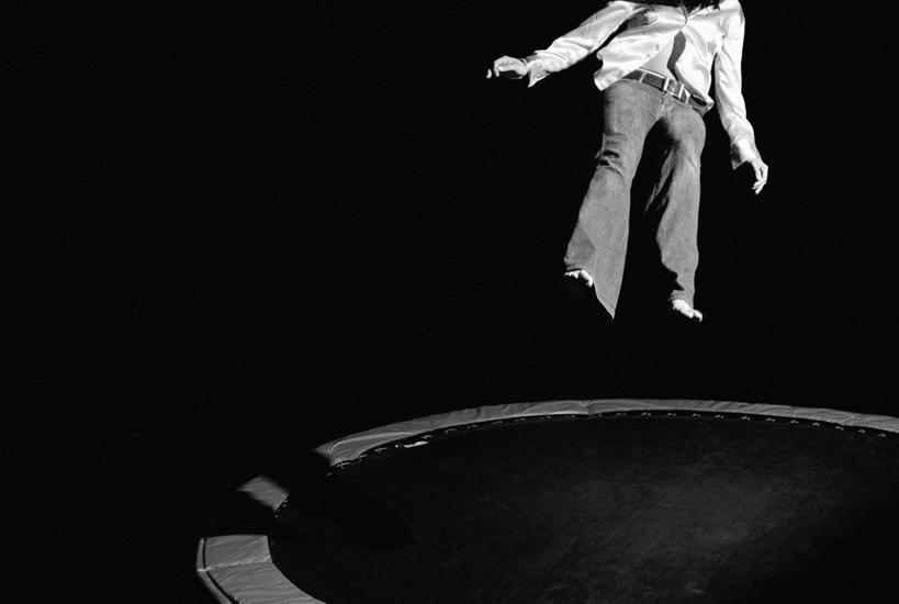 西方人,一个人,跳,横图,黑白,室外,白天,正面,蹦床,欧洲,欧洲人,仅一个男性,仅一个人,仅一个中年男性,黑色背景,服装,半空,休闲装,运动器械,衣服,休闲,休闲服,健身器械,摄影,服饰,影棚,健身器材,男人,男性,中年男性,白种人,跳跃,半身,影棚拍摄,拍摄,运动器材