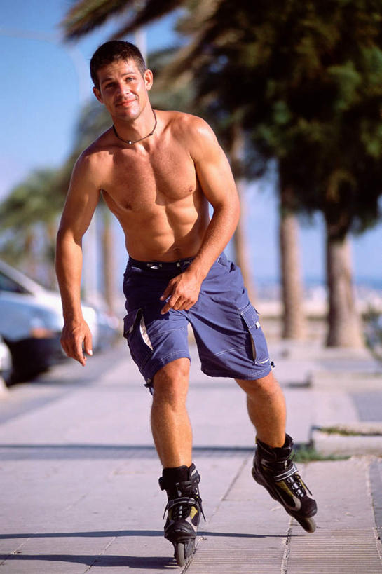 西方人,肌肉,健壮,一个人,笑,微笑,露齿笑,竖图,室外,白天,正面,锻炼,旅游,度假,运动,滚轴溜冰,植物,道路,路,棕榈树,叶子,欧洲,欧洲人,仅一个男性,仅一个人,阴影,裤子,光线,影子,小路,绿叶,交通,注视,娱乐,裸露,树,树木,仅一个年轻男性,蓝色,绿色,蓝天,天空,阳光,自然,天,观察,看,享受,休闲,健康,嫩叶,放松,活力,力量,生长,晴朗,成长,观看,青春,察看,强壮,关注,室外运动,裸,户外运动,棕榈叶,万里无云,滑旱冰,轮滑运动,轮滑,男人,男性,年轻男性,白种人,叶,叶片,晴空,晴空万里,彩图,全身,健身