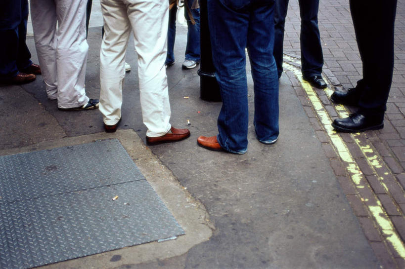 西方人,伙伴,朋友,站,横图,俯视,室外,白天,鞋,友谊,石头,道路,路,公路,鞋子,欧洲,欧洲人,裤子,石子,皮革,交通,许多人,站着,一群人,友情,男人,男性,年轻男性,中年男性,白种人,石块,岩石,马路,站立,半身,彩图,高角度拍摄,皮鞋