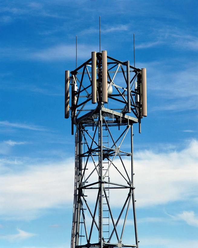 无人,栏杆,竖图,室外,白天,仰视,天线,卫星,阴影,光线,影子,云,云朵,围栏,云彩,护栏,蓝色,白云,蓝天,天空,阳光,天,晴朗,信号,无线电,气象站,卫星天线,卫星通信,卫星信号,晴空,彩图,低角度拍摄