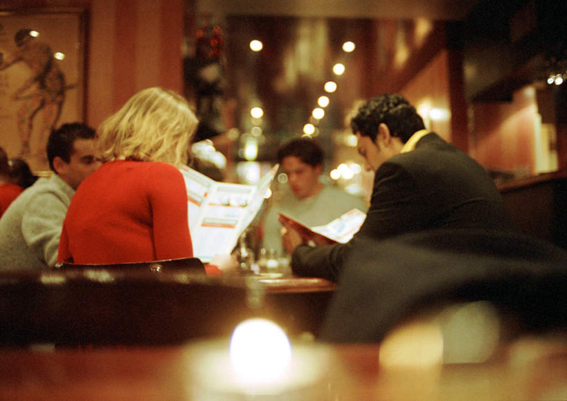 西方人,背部,四个人,商务人士,商务男性,商务女性,餐厅,坐,横图,室内,白天,正面,衬衫,餐桌,桌子,蜡烛,椅子,欧洲,欧洲人,悬挂,套装,火焰,烛光,灯光,燃烧,拿,拿着,注视,吊灯,菜单,灯,画,灯具,点燃,观察,看,餐台,观看,察看,照明设备,关注,商务装,工薪阶层,男人,男性,年轻男性,年轻女性,女人,女性,白种人,白领,上班族,坐着,半身,彩图,衬衣,餐馆,饭店,饭馆