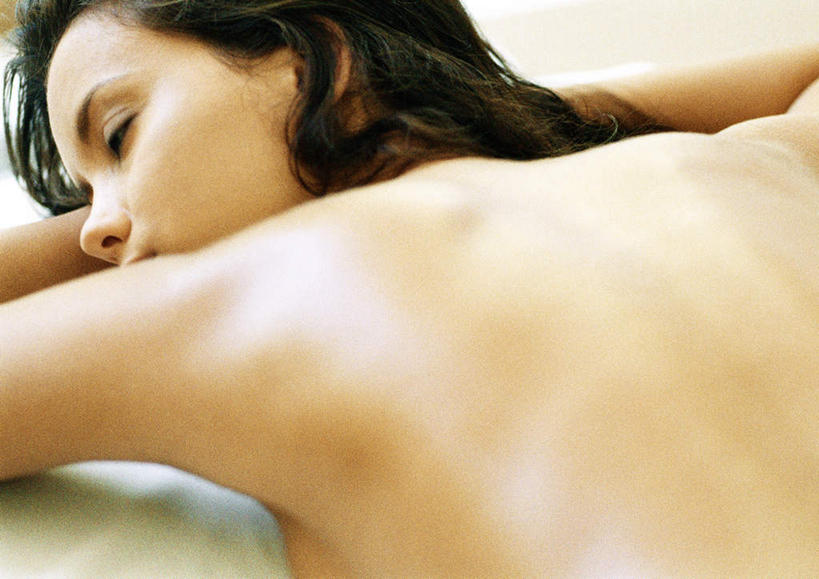 西方人,两个人,按摩师,闭眼,横图,室内,白天,按摩,美容,床,欧洲,欧洲人,护肤,床单,被子,裸露,背面,趴着,保养,享受,休闲,放松,SPA水疗,保健,温泉浴场,单人床,赤裸,被单,裸,养颜,指压,年轻女性,女人,女性,白种人,技师,矿泉疗养地,闭眼睛,闭着眼,闭着眼睛,趴,半身,彩图,水疗,推拿