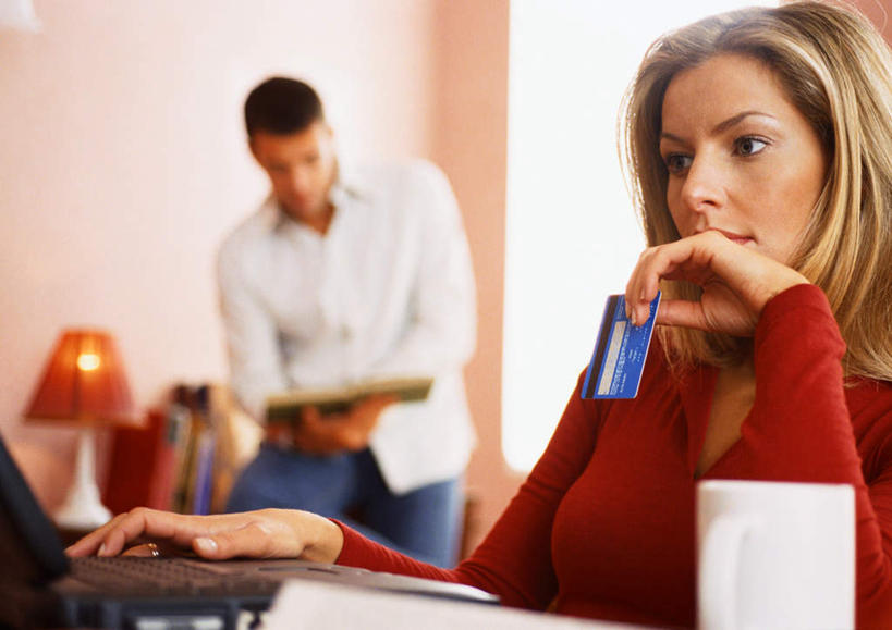 西方人,两个人,夫妻,客厅,坐,横图,室内,白天,正面,爱情,看书,阅读,信用卡,电脑,笔记本电脑,台灯,桌子,杯子,书籍,欧洲,欧洲人,敲打,握,学习,网络,瓷器,办公桌,灯光,咖啡杯,陶瓷制品,浪漫,拿,拿着,注视,输入,通讯设备,架子,灯,书本,灯具,打字,观察,看,卡,恩爱,读书,浏览,握着,储蓄卡,恋人,观看,点击,敲击,察看,无线,起居室,照明设备,关注,瓷杯,通信设备,无线网络,无线上网,便携式电脑,银行卡,按键,手提电脑,男人,男性,年轻男性,年轻女性,女人,女性,白种人,情侣,书,图书,坐着,半身,彩图,伴侣