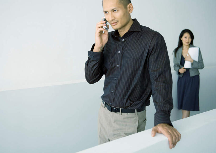 西方人,两个人,商务人士,商务男性,商务女性,栏杆,站,打电话,横图,室内,白天,正面,衬衫,电话,手机,欧洲,欧洲人,撑,握,套装,材料,档案,文件,围栏,走廊,拿,拿着,注视,通讯设备,护栏,资料,观察,看,靠,靠着,站着,握着,观看,察看,撑着,关注,文档,商务装,工薪阶层,交流,男人,男性,年轻男性,年轻女性,女人,女性,白种人,白领,上班族,沟通,通话,站立,彩图,全身,衬衣