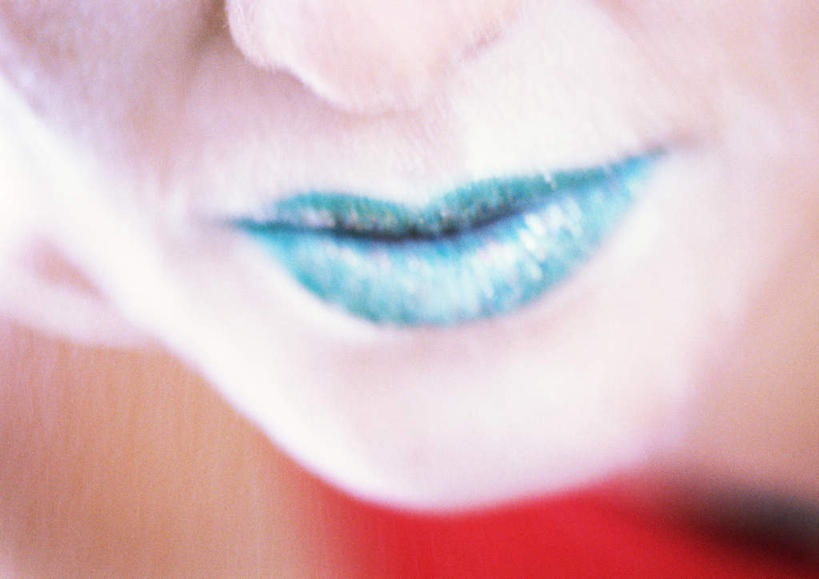 西方人,嘴,一个人,横图,室内,特写,白天,正面,化妆,美容,欧洲,欧洲人,仅一个年轻女性,仅一个女性,仅一个人,护肤,朦胧,模糊,蓝色,唇彩,化妆品,保养,享受,休闲,放松,保健,养颜,年轻女性,女人,女性,白种人,嘴巴,嘴唇,半身,彩图