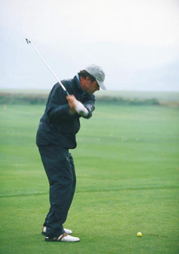 西方人,一个人,站,竖图,室外,白天,侧面,旅游,度假,帽子,欧洲,欧洲人,仅一个男性,仅一个人,仅一个中年男性,戴,握,高尔夫,高尔夫球,云,云朵,球场,拿,云彩,拿着,注视,娱乐,运动帽,高尔夫球场,蓝色,白云,蓝天,天空,手套,天,观察,看,站着,享受,休闲,鸭舌帽,放松,握着,晴朗,观看,戴着,察看,挥动,高尔夫球杆,关注,绿茵场,户外运动,高尔夫运动,高尔夫球具,男人,男性,中年男性,白种人,晴空,站立,彩图,全身