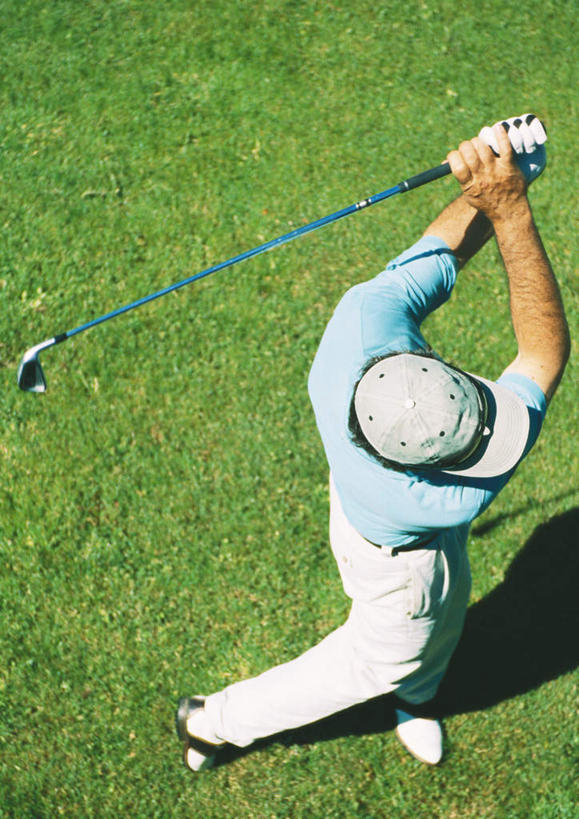 西方人,一个人,站,竖图,俯视,室外,白天,旅游,度假,帽子,欧洲,欧洲人,仅一个男性,仅一个人,仅一个中年男性,戴,握,高尔夫,高尔夫球,球场,拿,拿着,注视,娱乐,运动帽,高尔夫球场,手套,观察,看,站着,享受,休闲,鸭舌帽,放松,握着,观看,戴着,察看,挥动,高尔夫球杆,关注,绿茵场,户外运动,高尔夫运动,高尔夫球具,男人,男性,中年男性,白种人,站立,彩图,高角度拍摄,全身