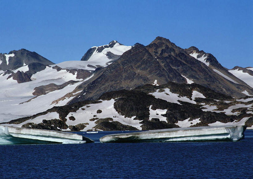 无人,横图,俯视,室外,白天,海浪,海洋,山,山脉,雪,大雪,木板,积雪,浪花,山峰,雪景,冬天,桥,木桥,山峦,栈桥,蓝色,蓝天,天空,海水,群山,天,人行桥,木板桥,北美,北美洲,美洲,海景,格陵兰岛,北亚美利加洲,亚美利加洲,大海,风浪,海,海水的波动,近岸浪,涌浪,彩图,高角度拍摄