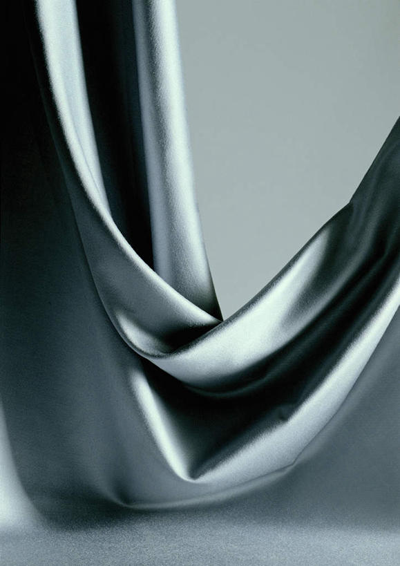 无人,竖图,俯视,室内,特写,白天,纺织品,一条,灰色背景,朦胧,模糊,丝绸,绸缎,织物,纺织,灰色,摄影,影棚,布匹,彩图,高角度拍摄,影棚拍摄,拍摄