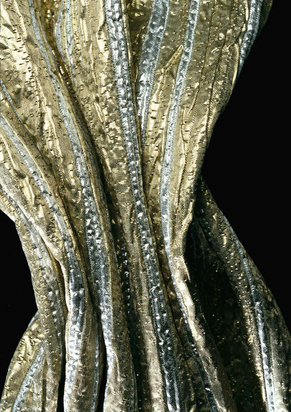 无人,竖图,俯视,室内,特写,白天,纺织品,一条,黑色背景,朦胧,模糊,丝绸,绸缎,织物,黄金,纺织,金色,摄影,影棚,布匹,彩图,高角度拍摄,影棚拍摄,拍摄