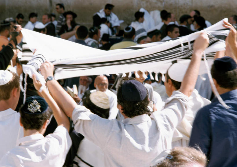 站,举,横图,室外,白天,旗帜,以色列,亚洲,握,节日,许多人,拿,拿着,注视,文化,旗子,背面,观察,看,祈祷,托,站着,一群人,健康,握着,许愿,宗教,信仰,观看,纪念,祈求,察看,仪式,关注,西亚,以色列国,平安,老年男性,男人,男性,年轻男性,阿拉伯人,白种人,亚洲人,旗,举起,举手,举着,向上举,向上伸,向上托,站立,半身,彩图,传统文化