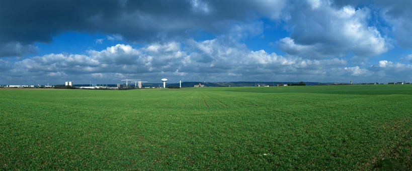 无人,农田,横图,室外,白天,正面,庄稼,标志建筑,地标,建筑,田野,云,云朵,建筑群,云彩,建设,蓝色,绿色,白云,蓝天,天空,天,起重机,晴朗,晴空,彩图,耕地,庄稼田,工地