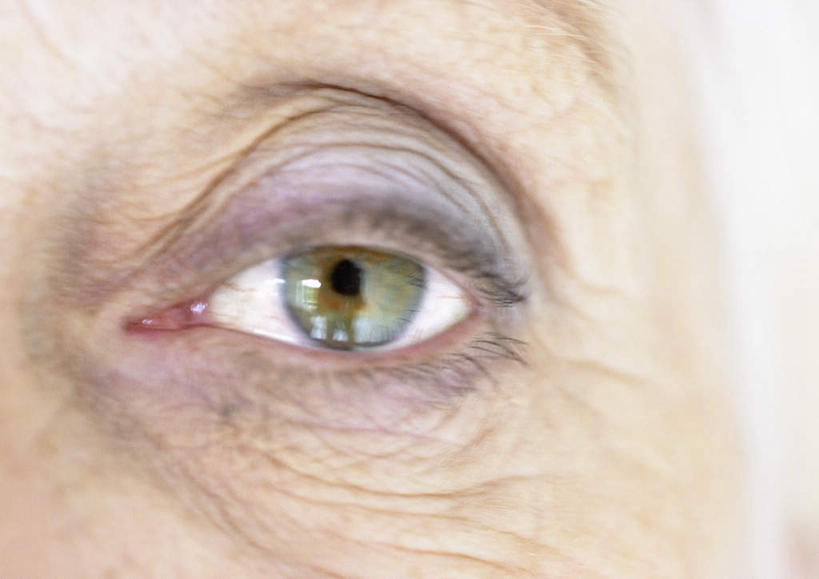 西方人,脸,头,眼睛,脸颊,一个人,横图,室内,特写,白天,正面,欧洲,欧洲人,瞳孔,仅一个女性,仅一个人,绿色,眼影,仅一个老年女性,老年女性,女人,女性,白种人,头部,脸部,脸蛋,面部,半身,彩图