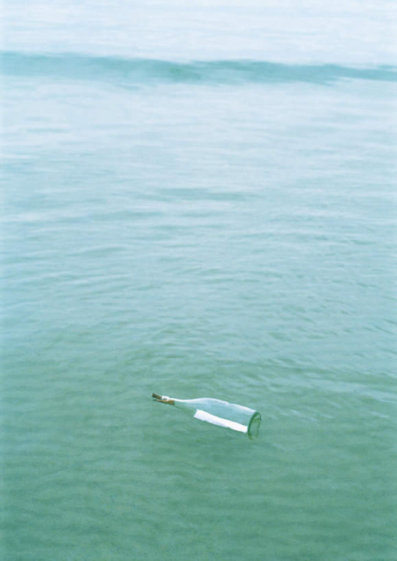 无人,竖图,俯视,室外,特写,白天,旅游,度假,神秘,海浪,海洋,美景,静物,纸,景观,浪花,水平线,漂流瓶,海平线,娱乐,玻璃制品,一个,蓝色,蓝天,天空,自然,海水,玻璃瓶,瓶子,天,祈祷,享受,休闲,惊喜,景色,放松,许愿,期待,晴朗,单个,祈求,自然风光,海景,万里无云,许愿瓶,偶然,大海,风浪,海,海水的波动,近岸浪,涌浪,晴空,晴空万里,彩图,高角度拍摄