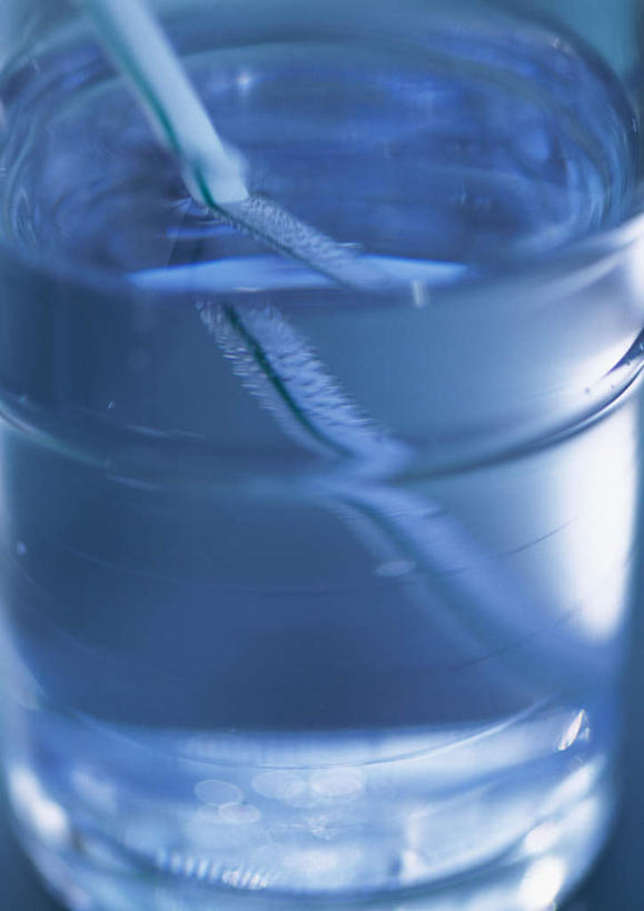 无人,竖图,俯视,室内,特写,白天,水,静物,杯子,液体,水滴,玻璃制品,一个,水杯,吸管,单个,玻璃杯,彩图,高角度拍摄