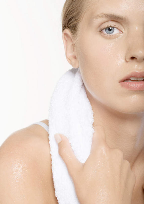 西方人,脸,头,脸颊,一个人,摸,竖图,室内,特写,白天,白色背景,正面,欧洲,欧洲人,仅一个年轻女性,仅一个女性,仅一个人,抚摸,纺织物,注视,毛巾,观察,看,清洁,摄影,影棚,汗水,观看,保暖,察看,关注,透气,防水,储水,耐磨,吸水,年轻女性,女人,女性,白种人,头部,脸部,脸蛋,面部,触摸,接触,半身,彩图,影棚拍摄,拍摄