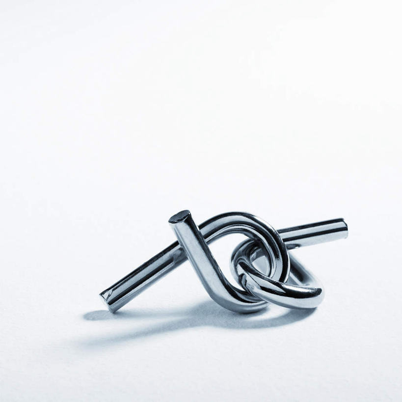 无人,方图,俯视,室内,特写,白天,白色背景,游戏,静物,玩具,金属制品,阴影,缠绕,反射,金属,影子,玩,娱乐,一个,休闲,摄影,影棚,单个,纠缠,益智玩具,玩耍,嬉戏,彩图,高角度拍摄,影棚拍摄,拍摄