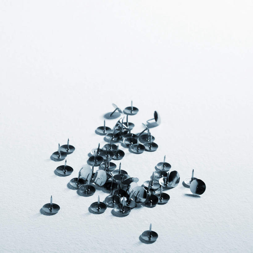 无人,方图,俯视,室内,特写,白天,白色背景,生活用品,静物,许多,阴影,散落,反射,影子,办公用品,文具,学习用品,日用品,图钉,摄影,影棚,文具用品,彩图,高角度拍摄,影棚拍摄,拍摄