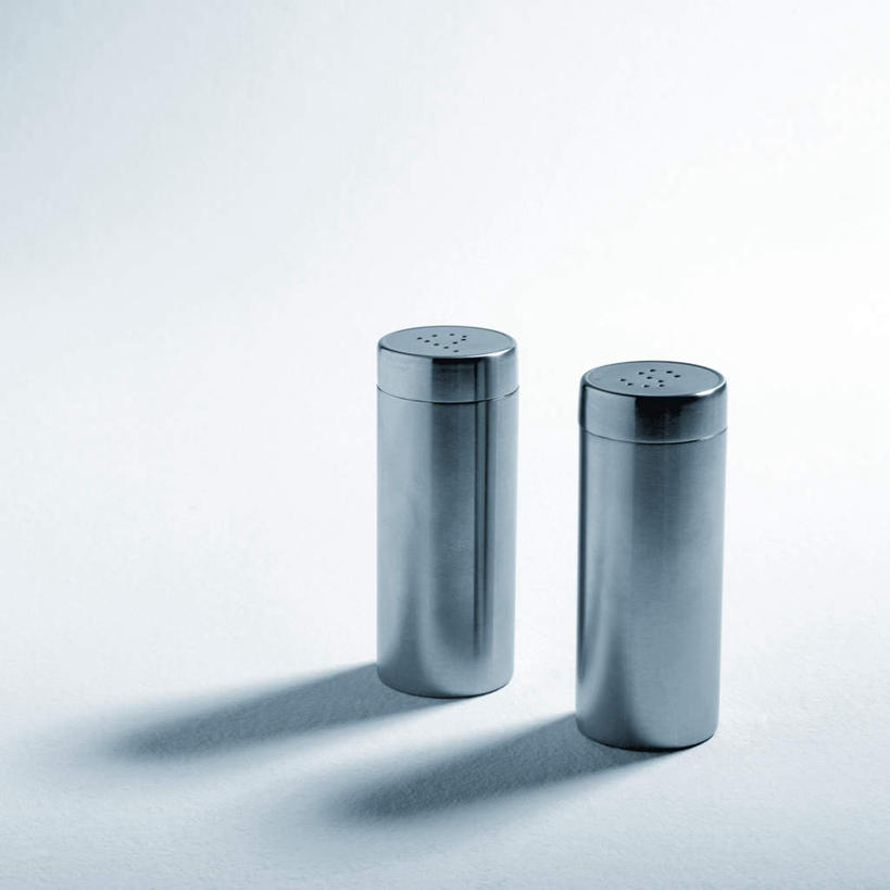 无人,方图,室内,特写,白天,白色背景,正面,静物,金属制品,阴影,反射,金属,影子,调料,调味品,调味料,调味瓶,两个,瓶子,摄影,影棚,彩图,影棚拍摄,拍摄