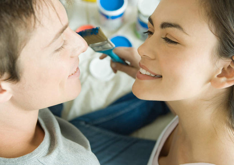 西方人,脸,头,脸颊,两个人,笑,说,微笑,横图,俯视,室内,白天,爱情,快乐,幸福,欧洲,欧洲人,握,浪漫,拿,拿着,休闲装,刷子,温暖,温馨,休闲服,恩爱,握着,恋人,喜悦,油漆刷,和睦,交流,男人,男性,年轻男性,年轻女性,女人,女性,白种人,头部,脸部,脸蛋,面部,情侣,沟通,讲话,交谈,说话,谈话,半身,彩图,高角度拍摄,愉快,伴侣,融洽