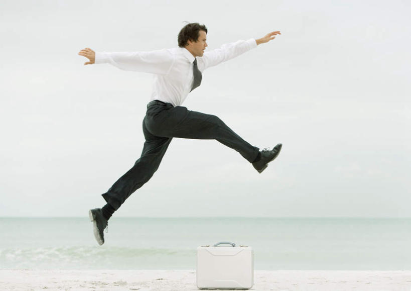 西方人,一个人,商务人士,商务男性,跳,伸展双臂,横图,室外,白天,侧面,衬衫,西装,成功,合作,信心,海洋,手提箱,欧洲,欧洲人,仅一个男性,仅一个人,套装,正装,水平线,云,云朵,辽阔,领带,海平线,半空,云彩,跨越,职业装,仅一个年轻男性,蓝色,白色,白云,蓝天,天空,海水,箱子,天,广阔,晴朗,一望无际,领导,成就,商务装,领袖,海景,工薪阶层,无边无际,一马平川,男人,男性,年轻男性,白种人,白领,上班族,大海,海,晴空,敞开双臂,伸开双臂,跳跃,展开双肩,张开手臂,张开双臂,彩图,全身,衬衣,水天相接,水天一线