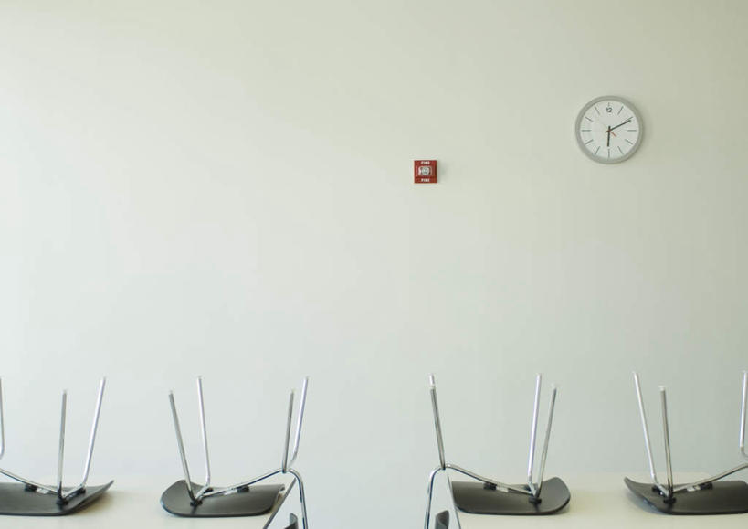 无人,办公室,横图,室内,白天,正面,太阳,摆设,家具,装修,建筑,椅子,欧式,一排,阴影,整齐,装饰,时间,光线,时钟,影子,房屋,墙,屋子,建设,现代,装潢,墙壁,墙面,排列,阳光,室内装潢,表,火警报警器,明亮,舒适,队列,房屋设计,地中海风格,简约风格,室内设计,宽敞,办公家具,样板房装潢,设计,钟,彩图,房子