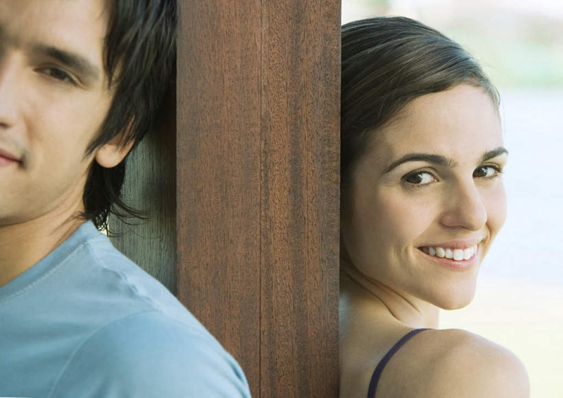 西方人,脸,头,脸颊,两个人,夫妻,笑,微笑,露齿笑,横图,室外,特写,白天,正面,爱情,太阳,欧洲,欧洲人,阴影,朦胧,模糊,光线,影子,柱子,浪漫,扭头,依靠,木柱,肩膀,阳光,靠,靠着,温暖,温馨,恩爱,恋人,和睦,男人,男性,年轻男性,年轻女性,女人,女性,白种人,头部,脸部,脸蛋,面部,情侣,半身,彩图,伴侣,融洽