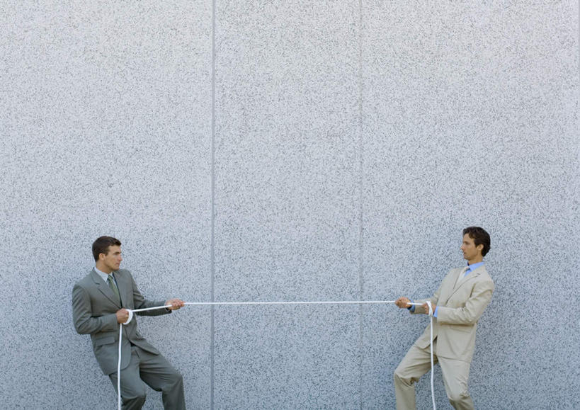 西方人,两个人,同事,商务人士,商务男性,站,横图,室外,白天,正面,衬衫,游戏,成功,合作,团队,集体,信心,拔河,欧洲,欧洲人,套装,墙,玩,娱乐,队伍,相视,墙壁,墙面,站着,休闲,面对面,对视,领导,成就,相对,商务装,合伙,领袖,工薪阶层,相看,男人,男性,年轻男性,白种人,白领,上班族,玩耍,嬉戏,站立,半身,彩图,衬衣