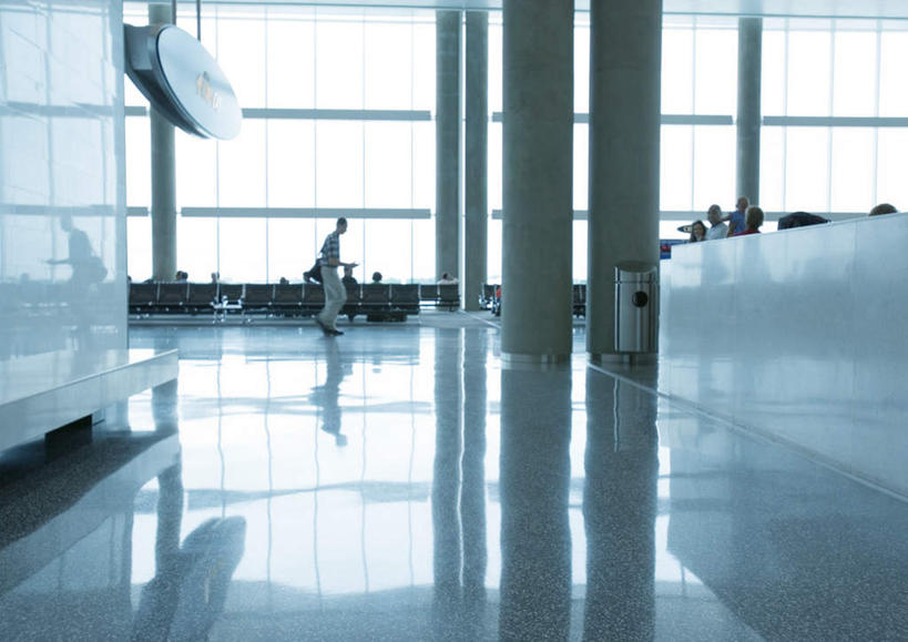 西方人,机场,横图,室内,白天,正面,旅游,度假,太阳,窗户,地板,落地窗,飞机场,欧洲,欧洲人,阴影,光线,影子,圆柱,柱子,墙,地面,交通,许多人,立柱,木地板,玻璃窗,墙壁,墙面,阳光,一群人,享受,休闲,候机室,候机楼,老年男性,老年女性,男人,男性,年轻男性,年轻女性,女人,中年男性,中年女性,白种人,航空站,空港,半身,彩图