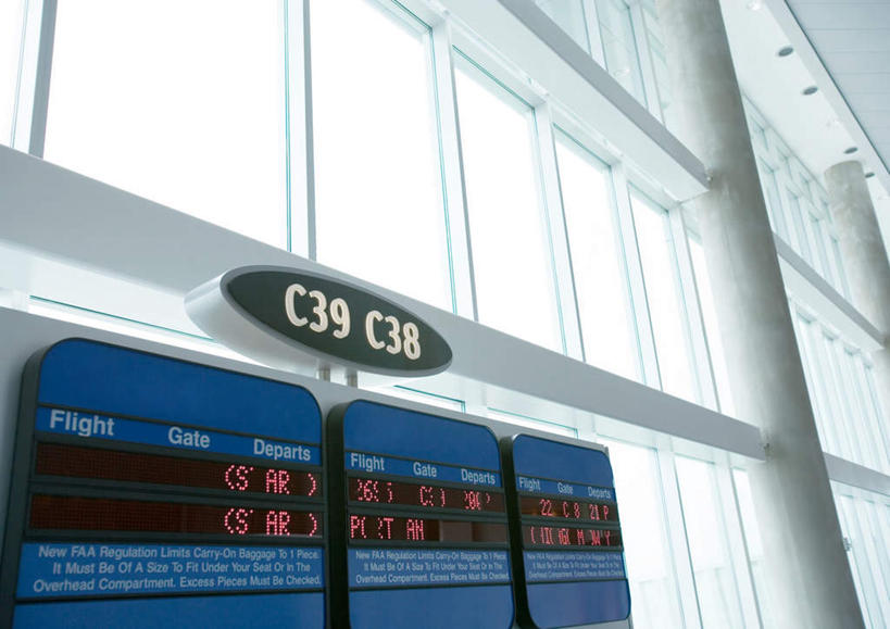 无人,机场,横图,室外,白天,仰视,旅游,度假,显示器,窗户,落地窗,飞机场,指示牌,阴影,光线,英文,标志,屏幕,数字,文字,影子,柱子,字符,字母,交通,娱乐,标识,显示屏,立柱,玻璃窗,阳光,享受,休闲,运输,阿拉伯数字,英文字母,输出设备,航空站,空港,彩图,低角度拍摄