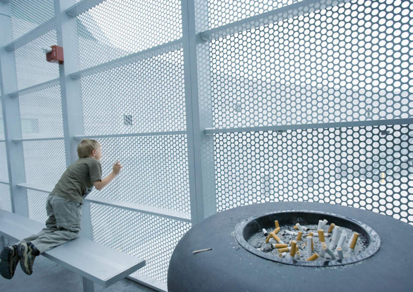 西方人,儿童,一个人,机场,横图,室外,白天,旅游,度假,纯洁,飞机场,椅子,欧洲,欧洲人,仅一个男性,仅一个人,长椅,墙,铁栅栏,交通,注视,娱乐,墙壁,墙面,小孩,背面,蓝色,蓝天,天空,天,观察,看,趴着,仅一个小孩,享受,休闲,可爱,童年,童趣,运输,晴朗,观看,烟灰缸,烟头,察看,关注,童真,烂漫,无邪,万里无云,天真,男孩,男人,男性,白种人,孩子,航空站,空港,晴空,晴空万里,趴,彩图,全身,男生