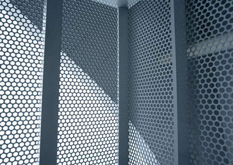 无人,机场,横图,室外,白天,正面,旅游,度假,飞机场,阴影,光线,影子,墙,铁栅栏,交通,娱乐,墙壁,蓝色,蓝天,天空,阳光,天,享受,休闲,运输,晴朗,万里无云,航空站,空港,晴空,晴空万里,彩图