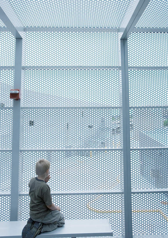 西方人,儿童,一个人,机场,跪,竖图,室外,白天,旅游,度假,纯洁,飞机场,椅子,欧洲,欧洲人,仅一个男性,仅一个人,长椅,墙,铁栅栏,交通,注视,娱乐,墙壁,小孩,背面,蓝色,蓝天,天空,天,观察,看,仅一个小孩,享受,休闲,可爱,童年,童趣,运输,晴朗,观看,察看,关注,童真,烂漫,无邪,万里无云,天真,男孩,男人,男性,白种人,孩子,航空站,空港,晴空,晴空万里,跪着,彩图,全身,男生