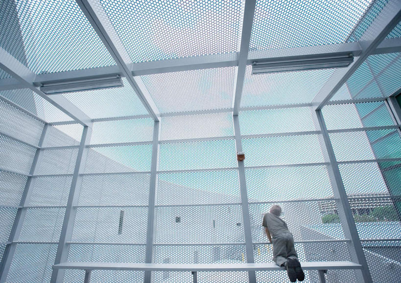 西方人,儿童,一个人,机场,跪,横图,室外,白天,旅游,度假,纯洁,飞机场,椅子,欧洲,欧洲人,仅一个男性,仅一个人,长椅,墙,铁栅栏,交通,扭头,注视,娱乐,墙壁,小孩,背面,蓝色,蓝天,天空,天,观察,看,仅一个小孩,享受,休闲,可爱,童年,童趣,运输,晴朗,观看,察看,关注,童真,烂漫,无邪,万里无云,天真,男孩,男人,男性,白种人,孩子,航空站,空港,晴空,晴空万里,跪着,彩图,全身,男生