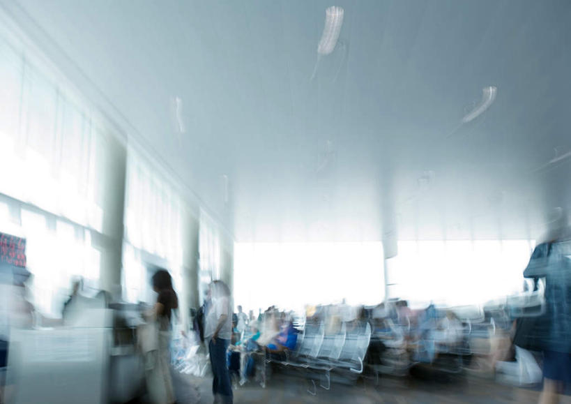 西方人,机场,站,坐,横图,室内,白天,正面,旅游,度假,窗户,落地窗,飞机场,椅子,欧洲,欧洲人,阴影,光线,影子,屋顶,灯光,地面,交通,许多人,顶棚,娱乐,顶灯,玻璃窗,灯,阳光,灯具,站着,一群人,享受,休闲,运输,照明设备,排椅,老年男性,老年女性,男人,男性,年轻男性,年轻女性,女人,中年男性,中年女性,白种人,航空站,空港,坐着,半身,彩图