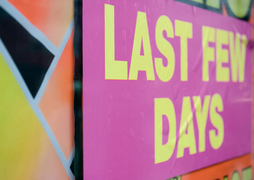 无人,商店,横图,室内,白天,正面,消费,超市,指示牌,朦胧,模糊,标志,商品,文字,字母,墙,标识,货物,墙壁,墙面,金融,百货,英文字母,贸易,百货公司,彩图,购物商场,购物中心,商业中心