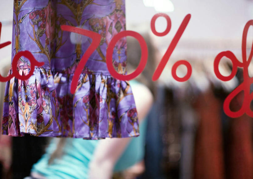 西方人,一个人,商店,站,横图,室外,白天,正面,裙子,购物,消费,窗户,落地窗,超市,橱窗,欧洲,欧洲人,仅一个年轻女性,仅一个女性,仅一个人,弯腰,悬挂,朦胧,模糊,标志,数字,文字,字符,字母,灯光,挂,注视,标识,玻璃窗,看,站着,金融,短裙,百货,阿拉伯数字,英文字母,鞠躬,服装店,关注,促销,选购,贸易,百货公司,服饰店,血拼,年轻女性,女人,女性,白种人,半身,彩图,购物商场,购物中心,商业中心