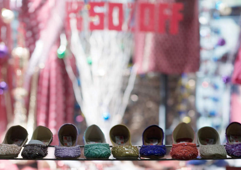 无人,商店,横图,室内,白天,正面,高跟鞋,购物,消费,窗户,落地窗,超市,橱窗,鞋子,一排,许多,朦胧,模糊,整齐,标志,数字,文字,字符,字母,标识,玻璃窗,排列,金融,百货,阿拉伯数字,英文字母,服装店,队列,促销,选购,贸易,百货公司,服饰店,血拼,彩图,购物商场,购物中心,商业中心