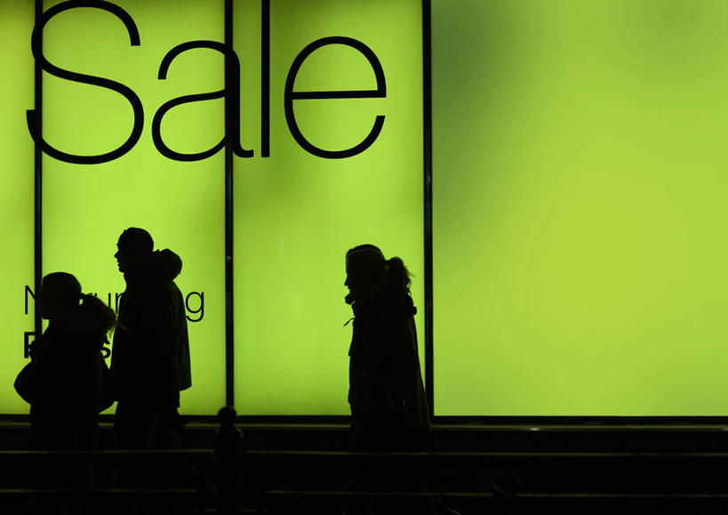 西方人,三个人,商店,走,横图,室内,白天,正面,购物,消费,窗户,落地窗,超市,橱窗,欧洲,欧洲人,阴影,反射,标志,文字,影子,字符,字母,灯光,标识,玻璃窗,灯,金融,百货,英文字母,服装店,促销,选购,贸易,百货公司,服饰店,血拼,男人,男性,年轻男性,年轻女性,女人,女性,白种人,步行,散步,走路,半身,彩图,购物商场,购物中心,商业中心