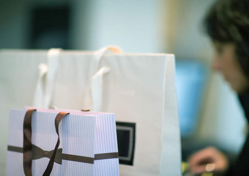 西方人,一个人,商店,站,横图,室内,白天,正面,购物,消费,超市,袋子,礼盒,礼物,欧洲,欧洲人,仅一个年轻女性,仅一个女性,仅一个人,朦胧,模糊,包装袋,商品,手提袋,纸盒,购物袋,货物,盒子,包装盒,礼品盒,站着,金融,百货,礼品,促销,贸易,百货公司,年轻女性,女人,女性,白种人,半身,彩图,购物商场,购物中心,商业中心