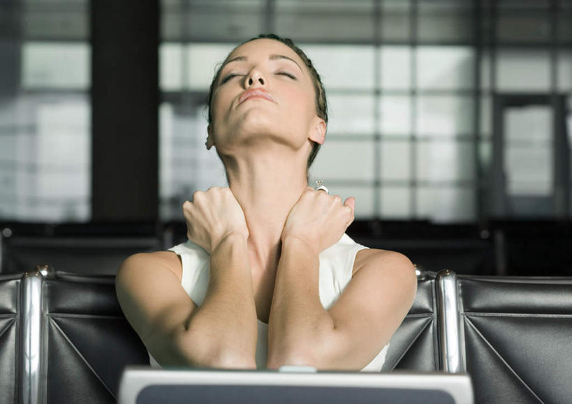 西方人,一个人,商务人士,商务女性,机场,闭眼,睡,横图,室内,白天,正面,太阳,窗户,落地窗,飞机场,椅子,欧洲,欧洲人,仅一个年轻女性,仅一个女性,仅一个人,阴影,套装,光线,旅行箱,影子,候机厅,玻璃窗,阳光,箱子,疲倦,出差,双手抱头,疲劳,疲惫,失落,候机室,商务装,工薪阶层,排椅,疲乏,年轻女性,女人,女性,白种人,白领,上班族,航空站,空港,闭眼睛,闭着眼,闭着眼睛,困,困觉,寝息,睡觉,抬头,仰头,半身,彩图,旅行