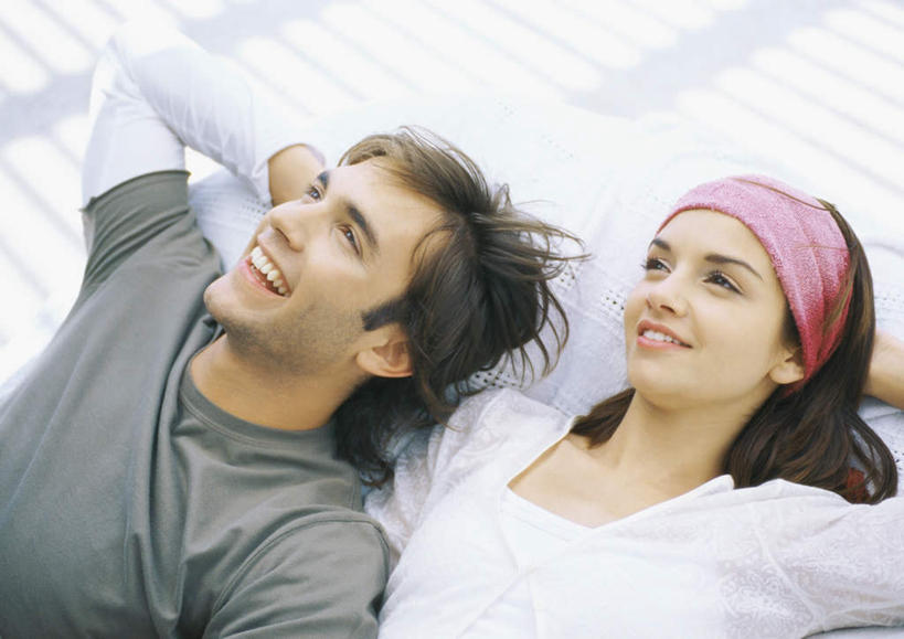 西方人,两个人,躺,笑,微笑,露齿笑,横图,俯视,室外,白天,爱情,旅游,度假,太阳,地板,欧洲,欧洲人,抱头,阴影,光线,头巾,影子,地面,浪漫,休闲装,娱乐,木地板,阳光,享受,休闲,温暖,温馨,休闲服,恩爱,放松,恋人,和睦,户外运动,卧着,男人,男性,年轻男性,年轻女性,女人,女性,白种人,情侣,躺着,卧,半身,彩图,高角度拍摄,伴侣,融洽,头带