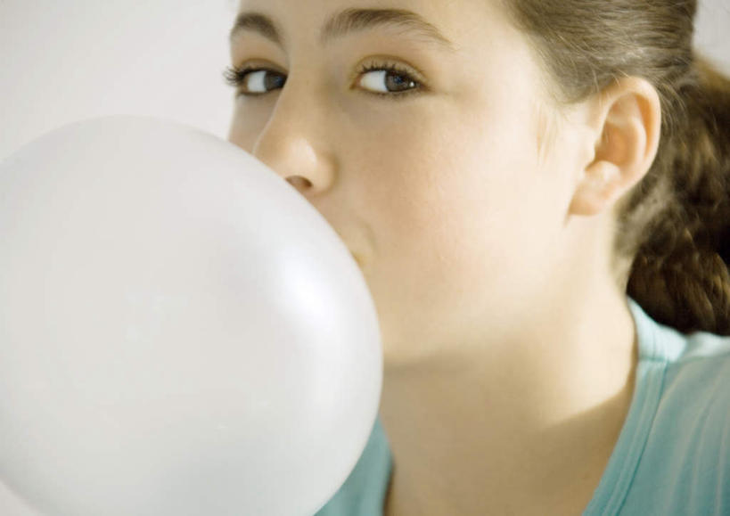 西方人,儿童,脸,头,脸颊,一个人,横图,室内,特写,白天,侧面,纯洁,太阳,欧洲,欧洲人,仅一个女性,仅一个人,阴影,服装,朦胧,模糊,光线,影子,注视,休闲装,小孩,衣服,阳光,吹,观察,看,仅一个小孩,休闲,休闲服,可爱,童年,童趣,服饰,观看,察看,关注,童真,烂漫,无邪,气吹,天真,女孩,女人,女性,白种人,孩子,头部,脸部,脸蛋,面部,半身,彩图,女生