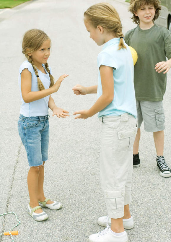 西方人,儿童,三个人,伙伴,朋友,站,竖图,室外,白天,正面,游戏,友谊,纯洁,道路,路,公路,欧洲,欧洲人,服装,交通,玩,注视,休闲装,娱乐,相视,小孩,衣服,观察,看,站着,休闲,面对面,休闲服,可爱,童年,童趣,服饰,观看,对视,猜拳,察看,关注,划拳,相对,童真,烂漫,无邪,相看,天真,友情,男孩,男人,男性,女孩,女人,女性,白种人,孩子,马路,玩耍,嬉戏,站立,彩图,全身,男生,女生