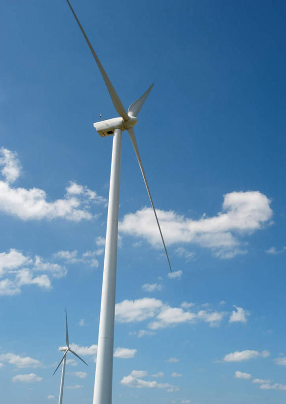 无人,竖图,室外,白天,仰视,旅游,度假,风力发电机,美景,金属制品,环保,金属,景观,云,云朵,云彩,娱乐,蓝色,白云,蓝天,天空,自然,天,享受,休闲,景色,放松,工业,回收,资源,风力机,自然风光,利用,低碳,循环,风力涡轮机,风轮机,彩图,低角度拍摄