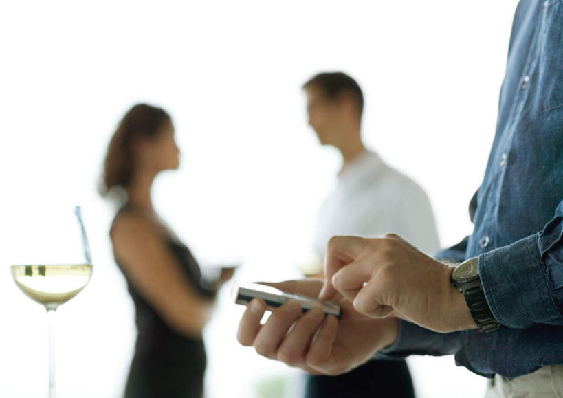 西方人,三个人,伙伴,同事,朋友,商务人士,商务男性,商务女性,站,横图,室内,白天,正面,衬衫,友谊,成功,合作,团队,集体,信心,杯子,手机,欧洲,欧洲人,套装,朦胧,模糊,高脚杯,红酒杯,拿,拿着,注视,通讯设备,队伍,玻璃制品,酒杯,观察,看,站着,观看,察看,领导,成就,关注,商务装,合伙,领袖,工薪阶层,友情,男人,男性,年轻男性,年轻女性,女人,女性,白种人,白领,上班族,玻璃杯,站立,半身,彩图,衬衣