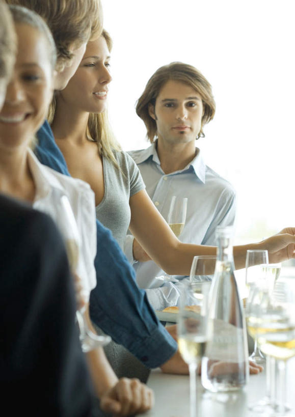 西方人,伙伴,同事,朋友,商务人士,商务男性,商务女性,站,竖图,室内,白天,正面,衬衫,友谊,成功,合作,团队,集体,信心,杯子,欧洲,欧洲人,套装,高脚杯,许多人,注视,队伍,玻璃制品,酒杯,观察,看,站着,一群人,观看,察看,领导,成就,关注,商务装,合伙,领袖,工薪阶层,香槟杯,友情,男人,男性,年轻男性,年轻女性,女人,女性,白种人,白领,上班族,玻璃杯,站立,半身,彩图,衬衣